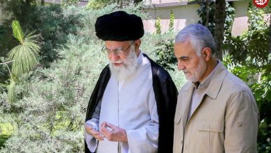 عکس؛ سفر به تاریخ؛ «سردار سلیمانی» در حال کوه‌پیمایی در کنار «رهبر انقلاب» در کرمان؛ سال 1384