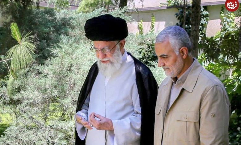 عکس؛ سفر به تاریخ؛ «سردار سلیمانی» در حال کوهپیمایی در کنار «رهبر انقلاب» در کرمان؛ سال 1384 عکس؛ سفر به تاریخ؛ «سردار سلیمانی» در حال کوهپیمایی در کنار «رهبر انقلاب» در کرمان؛ سال 1384