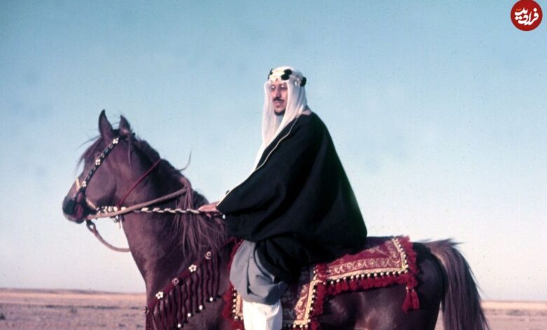 عکس؛ سفر در زمان؛ «دومین پادشاه عربستان و مهمان هایش در حال خوردن سه گوسفند کامل»؛ سال 1332 عکس؛ سفر در زمان؛ «دومین پادشاه عربستان و مهمان هایش در حال خوردن سه گوسفند کامل»؛ سال 1332