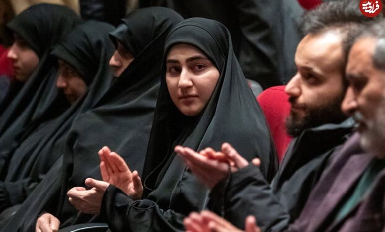 عکس؛ سفر به تاریخ؛ «زینب، دختر سردار سلیمانی» در حال گفتگو با «ژاله صامتی» در یک مراسم