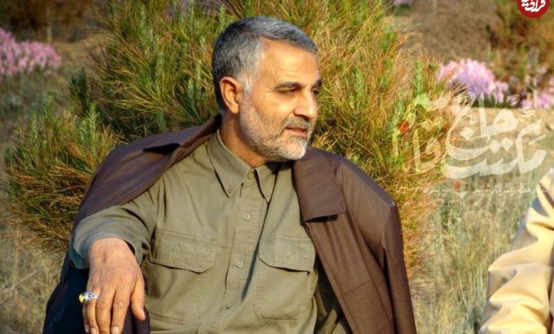 عکس؛ سفر به تاریخ؛ «سردار سلیمانی» سوار بر موتور در کنار نفربر عراقی