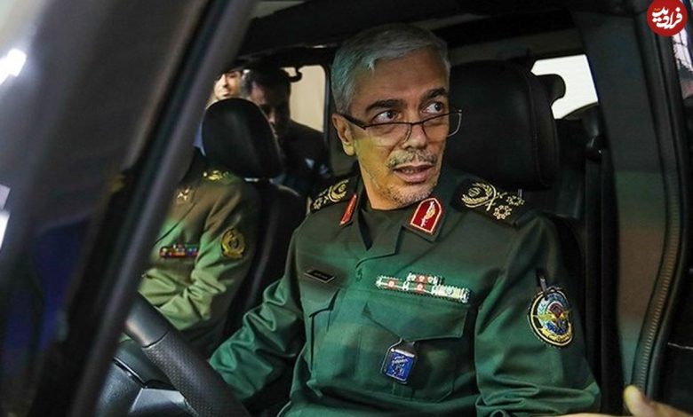 عکس؛ سفر به تاریخ؛ «سرلشکر باقری» در حال نشانه‌گیری با تفنگ تک‌تیرانداز در یک نمایشگاه