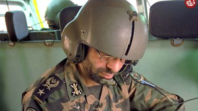 عکس؛ سفر به تاریخ؛ «سپهبد صیاد شیرازی» در حال سخنرانی برای کودکان در اتوبوس؛ دهۀ 70