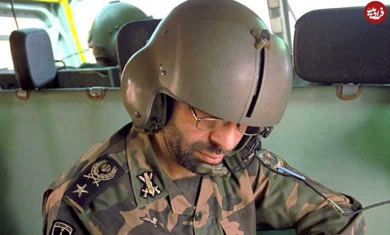 عکس؛ سفر به تاریخ؛ «سپهبد صیاد شیرازی» در حال سخنرانی برای کودکان در اتوبوس؛ دهۀ 70 عکس؛ سفر به تاریخ؛ «سپهبد صیاد شیرازی» در حال سخنرانی برای کودکان در اتوبوس؛ دهۀ 70