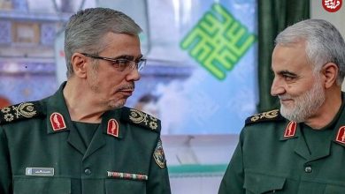 عکس؛ سفر به تاریخ؛ «سرلشکر باقری» 22 ساله در کنار مادر بر سر مزار برادرش «حسن باقری»؛ سال 1361