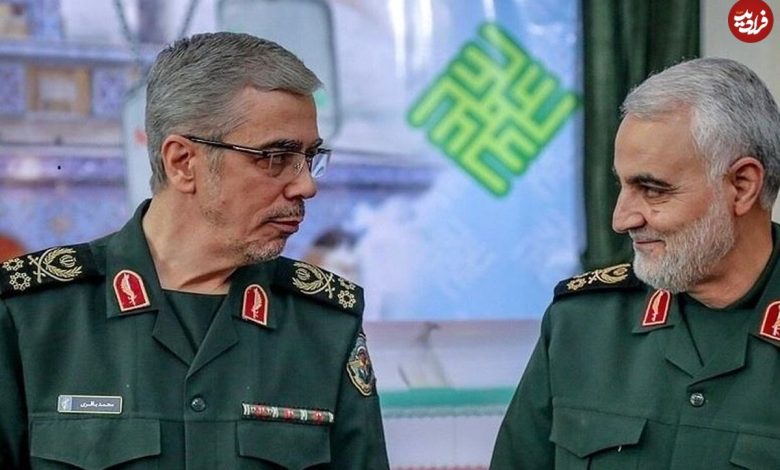 عکس؛ سفر به تاریخ؛ «سرلشکر باقری» 22 ساله در کنار مادر بر سر مزار برادرش «حسن باقری»؛ سال 1361