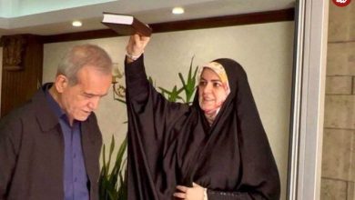 عکس؛ سفر به تاریخ؛ «زهرا، دختر مسعود پزشکیان» در کنار «عروس امام خمینی» در یک مراسم؛ سال 1403