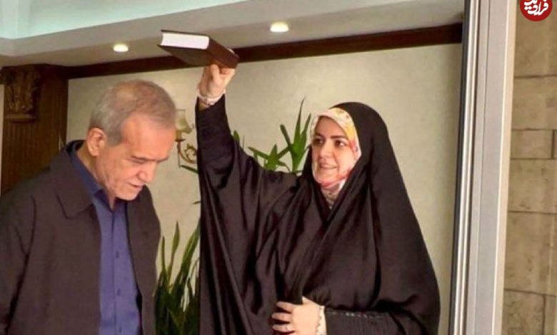 عکس؛ سفر به تاریخ؛ «زهرا، دختر مسعود پزشکیان» در کنار «عروس امام خمینی» در یک مراسم؛ سال 1403 عکس؛ سفر به تاریخ؛ «زهرا، دختر مسعود پزشکیان» در کنار «عروس امام خمینی» در یک مراسم؛ سال 1403