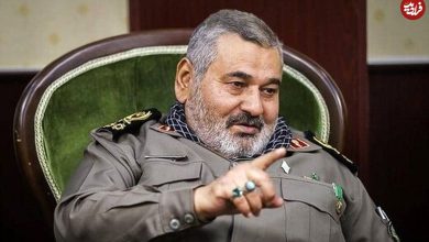 عکس؛ سفر به تاریخ؛ «سردار فیروزآبادی» در حال دریافت حکم سرلشکری از رهبر انقلاب؛ سال 1374