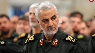 عکس؛ سفر به تاریخ؛ بوسۀ «سردار سلیمانی» بر پیشانی «عبدالله شلح، رئیس جنبش جهاد اسلامی فلسطین»