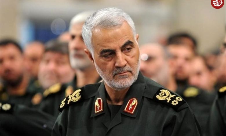 عکس؛ سفر به تاریخ؛ بوسۀ «سردار سلیمانی» بر پیشانی «عبدالله شلح، رئیس جنبش جهاد اسلامی فلسطین» عکس؛ سفر به تاریخ؛ بوسۀ «سردار سلیمانی» بر پیشانی «عبدالله شلح، رئیس جنبش جهاد اسلامی فلسطین»