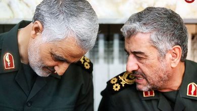 عکس؛ سفر به تاریخ؛ بوسۀ «سردار سلیمانی» بر پیشانی «سردار عزیز جعفری»؛ سال 1392