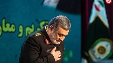 عکس؛ سفر به تاریخ؛ بوسۀ «سردار اشتری» بر پیشانی «سردار قاآنی» در یک مراسم