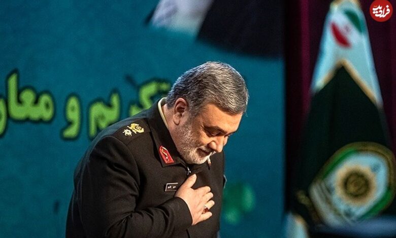 عکس؛ سفر به تاریخ؛ بوسۀ «سردار اشتری» بر پیشانی «سردار قاآنی» در یک مراسم