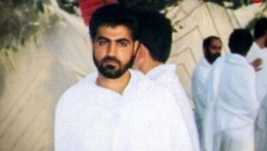 عکس؛ سفر به تاریخ؛ «سردار سلیمانی» در حال کوتاه کردن موهایش در آرایشگاه؛ دهۀ 80