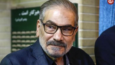 عکس؛ سفر به تاریخ؛ «دریابان شمخانی» در حال سخنرانی در جبهه در کنار یک تابلوی معنادار؛ دهۀ 60