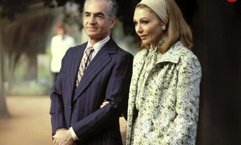 سفر در زمان؛ یادداشتهای علم، جمعه ۱۴ مهر ۱۳۵۱: شاه به فرح گفت: خیلی انقلابی شدهاید؛ کار که به دست شما افتاد، بیایید نطق انقلابی کنید، معایب را بگویید و کشور را هم اداره فرمایید سفر در زمان؛ یادداشتهای علم، جمعه ۱۴ مهر ۱۳۵۱: شاه به فرح گفت: خیلی انقلابی شدهاید؛ کار که به دست شما افتاد، بیایید نطق انقلابی کنید، معایب را بگویید و کشور را هم اداره فرمایید