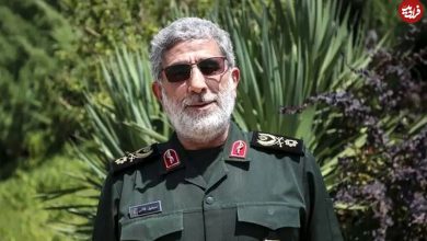 عکس؛ سفر به تاریخ؛ «سردار قاآنی» با کلاهخود نظامی در خط مقدم در حال نگاه کردن به خطوط دشمن