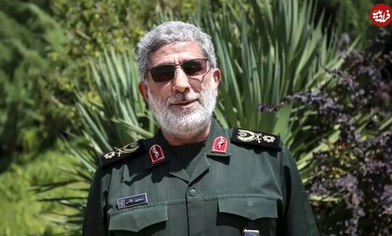 عکس؛ سفر به تاریخ؛ «سردار قاآنی» با کلاهخود نظامی در خط مقدم در حال نگاه کردن به خطوط دشمن