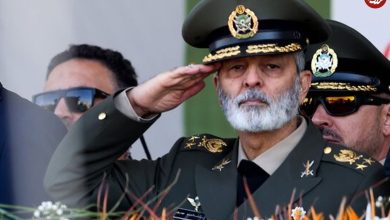 عکس؛ سفر به تاریخ؛ گفتگوی «امیر سرلشکر موسوی» با «خسرو معتضد» در یک مراسم؛ سال 1397