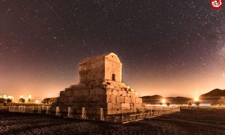 عکس؛ سفر به تاریخ؛ مردان قاجاری با اسب در کنار «مقبرۀ کوروش کبیر»؛ بیش از یک قرن قبل