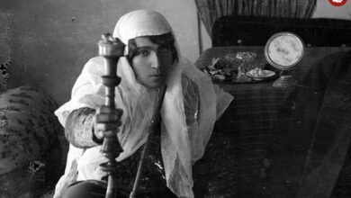 عکس؛ سفر به تاریخ؛ بساط ناهار و قلیان دو زن ایرانی در عهد قاجار