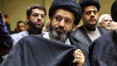 عکس؛ سفر به تاریخ؛ «سید مسعود خامنه‌ای، فرزند رهبر انقلاب» در مراسم ترحیم مادر «سردار سلیمانی»؛ سال 96