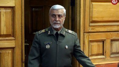 عکس؛ سفر به تاریخ؛ «امیر عطاءالله صالحی» در حال گفتگو با «سرلشکر موسوی» در یک مراسم؛ سال 97