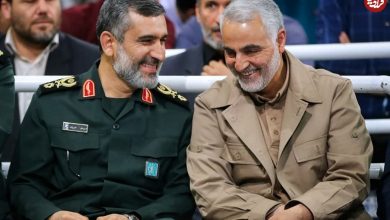 عکس؛ سفر به تاریخ؛ چهرۀ خندان «سردار سلیمانی و سردار حاجی‌زاده» در دیدار صمیمی با رهبر انقلاب