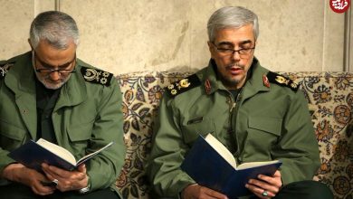 عکس؛ سفر به تاریخ؛ لحظۀ دراز کشیدن «سرلشکر باقری» 22 ساله در قبر برادر شهیدش؛ سال 1361