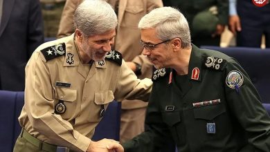 عکس؛ سفر به تاریخ؛ «امیر حاتمی، فرماندۀ ارتش» در حال نشانه‌گیری با مسلسل در کنار «سرلشکر باقری»