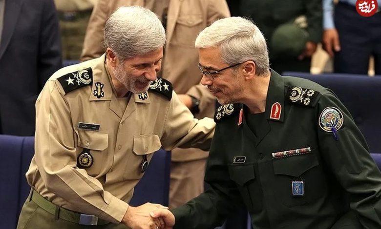 عکس؛ سفر به تاریخ؛ «امیر حاتمی، فرماندۀ ارتش» در حال نشانه‌گیری با مسلسل در کنار «سرلشکر باقری»