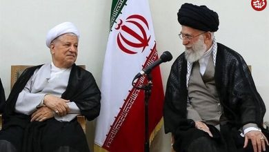 عکس؛ سفر به تاریخ؛ «هاشمی رفسنجانی» در حال دریافت نشان فتح از دست رهبر انقلاب؛ سال 68