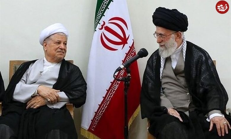 عکس؛ سفر به تاریخ؛ «هاشمی رفسنجانی» در حال دریافت نشان فتح از دست رهبر انقلاب؛ سال 68 عکس؛ سفر به تاریخ؛ «هاشمی رفسنجانی» در حال دریافت نشان فتح از دست رهبر انقلاب؛ سال 68