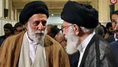 عکس؛ سفر به تاریخ؛ «سید هادی خامنه‌ای، برادر رهبر انقلاب» در جوانی در کنار «ضرغامی»؛ دهۀ 60