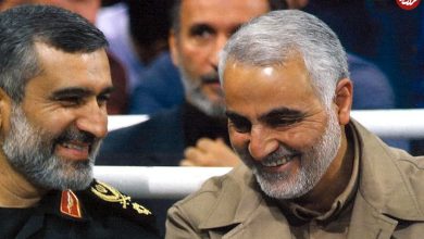 عکس؛ سفر به تاریخ؛ «سردار سلیمانی» و همرزمانش در جبهه در حال خوردن پرتقال؛ دهۀ 60