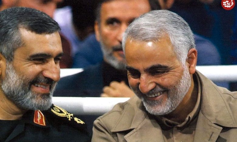 عکس؛ سفر به تاریخ؛ «سردار سلیمانی» و همرزمانش در جبهه در حال خوردن پرتقال؛ دهۀ 60 عکس؛ سفر به تاریخ؛ «سردار سلیمانی» و همرزمانش در جبهه در حال خوردن پرتقال؛ دهۀ 60