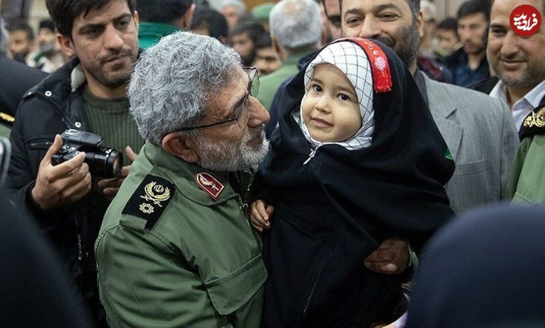 عکس؛ سفر به تاریخ؛ چهرۀ خندان «سردار قاآنی» بعد از مجروحیت روی تخت بیمارستان؛ دهۀ 60