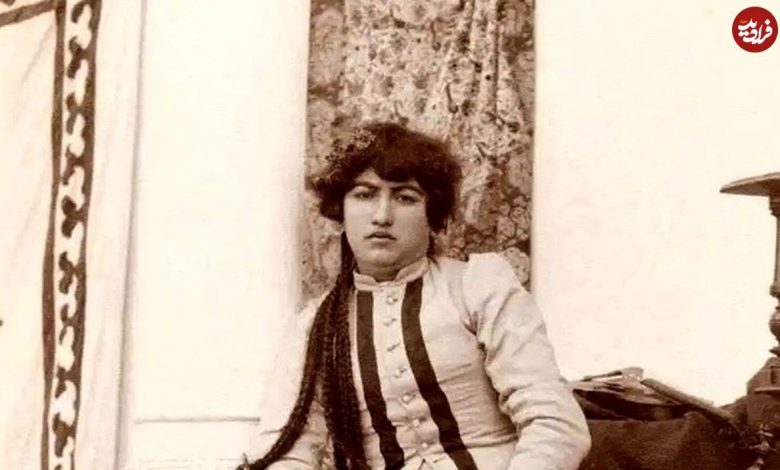 عکس؛ سفر به تاریخ؛ ژست دختر ویولننواز قاجاری بر لبۀ بالکن؛ 130 سال قبل عکس؛ سفر به تاریخ؛ ژست دختر ویولننواز قاجاری بر لبۀ بالکن؛ 130 سال قبل