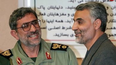 عکس؛ سفر به تاریخ؛ بوسۀ «سردار قاآنی» بر پیشانی «پسر سردار سلیمانی»؛ سال 1403