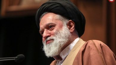 عکس؛ سفر به تاریخ؛ «سید مصطفی خامنه‌ای، پسر بزرگ رهبر انقلاب» در 5 سالگی در کنار پدر؛ سال 1348