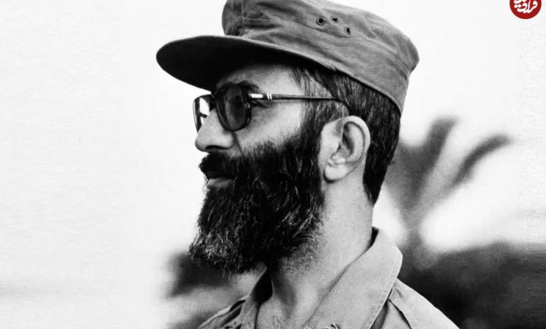 عکس؛ سفر به تاریخ؛ «رهبر انقلاب» با لباس نظامی و سربند «سپاهیان محمد (ص)» در جمع رزمندگان عکس؛ سفر به تاریخ؛ «رهبر انقلاب» با لباس نظامی و سربند «سپاهیان محمد (ص)» در جمع رزمندگان