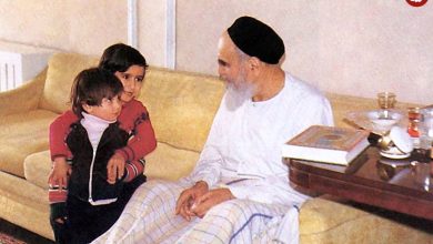 عکس؛ سفر به تاریخ؛ «امام خمینی» در حال قدم زدن در حیاط و خواندن روزنامه؛ دهۀ 60