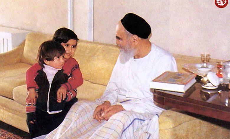 عکس؛ سفر به تاریخ؛ «امام خمینی» در حال قدم زدن در حیاط و خواندن روزنامه؛ دهۀ 60