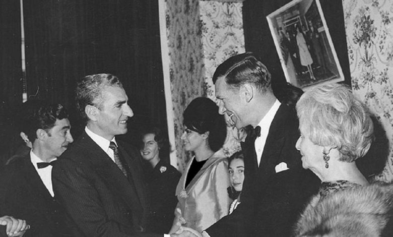 سفر در زمان؛ یادداشت‌های علم، یکشنبه ۲ مهر ۱۳۵۱: سفیر انگلیس گفت از اول فهمیدم سخن شاه، طعنه آمیز است