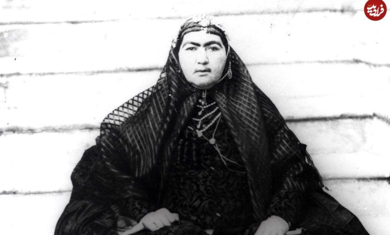 عکس سفر به تاریخ؛ «انیس‌الدوله، گلین خانم و باقری» (زنان ناصرالدین شاه) در باغچۀ قصر