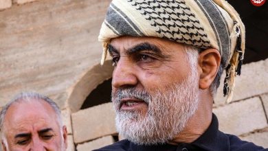 عکس؛ سفر به تاریخ؛ «سردار سلیمانی» در حال دریافت «بالاترین نشان نظامی ایران» از رهبر انقلاب