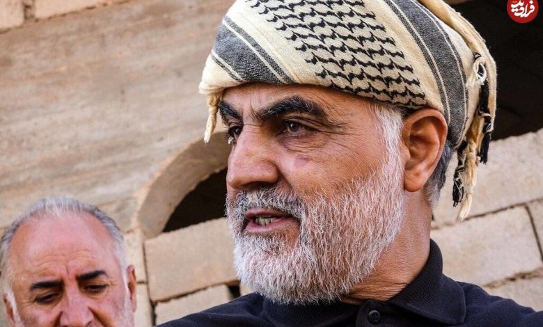 عکس؛ سفر به تاریخ؛ «سردار سلیمانی» در حال دریافت «بالاترین نشان نظامی ایران» از رهبر انقلاب عکس؛ سفر به تاریخ؛ «سردار سلیمانی» در حال دریافت «بالاترین نشان نظامی ایران» از رهبر انقلاب