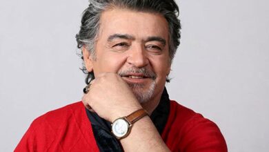 عکس؛ سفر در زمان؛ رضا رویگری در آغوش دوبلور معروف