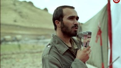 عکس؛ سفر به تاریخ؛ لحظۀ وداع رزمندگان لشکر امام حسین (ع) با پیکر «شهید خرازی»؛ سال 65